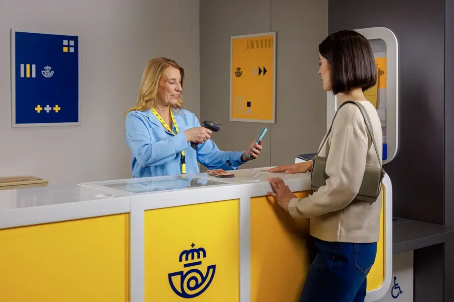 Correos facilitará el acceso a dinero efectivo a los clientes del Banco Sabadell en toda España